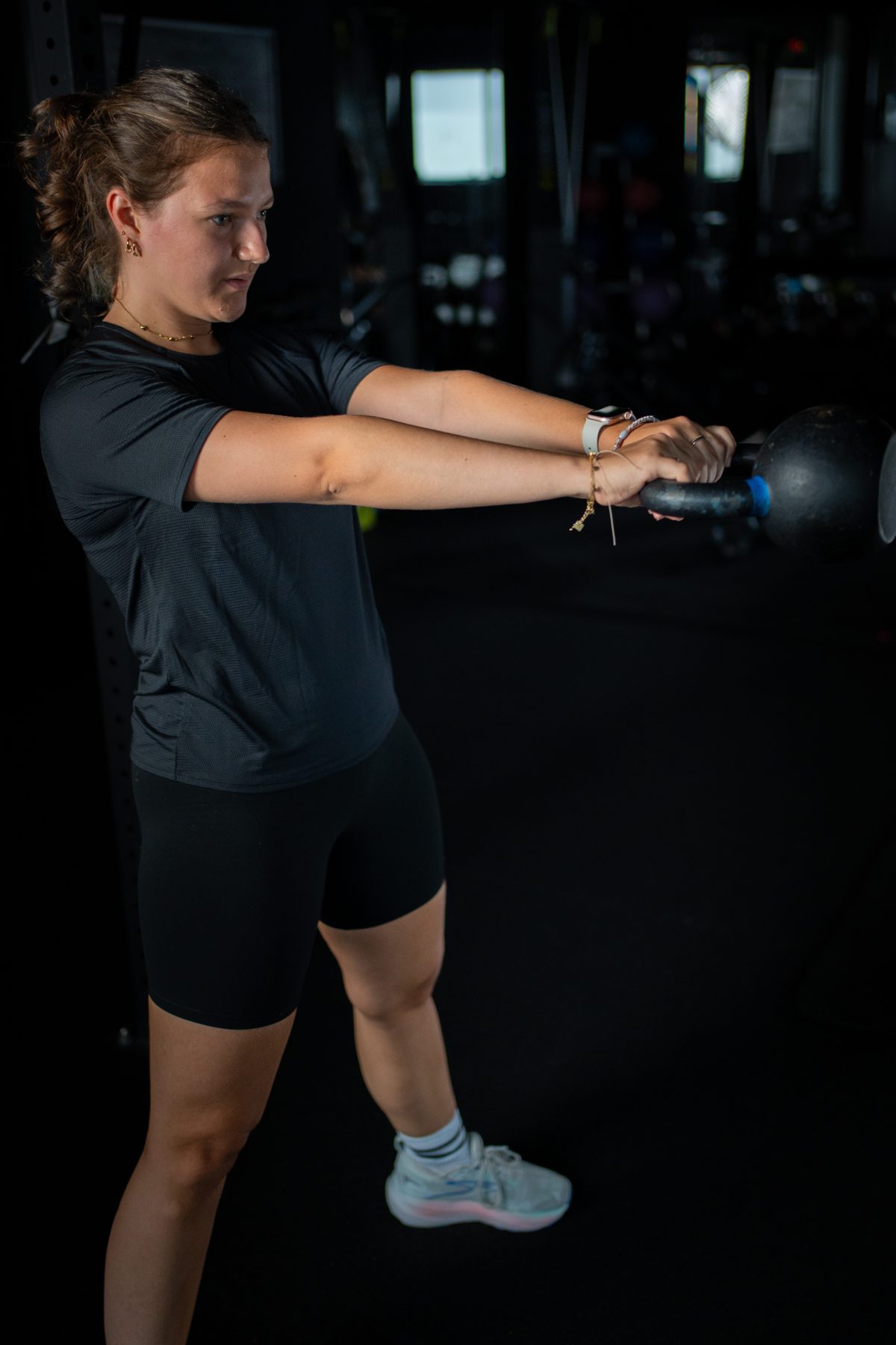 Lid doet een kettlebell swing