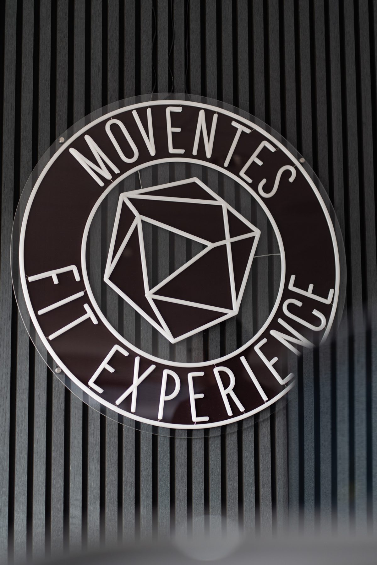 Het Moventes Fit Experience logo in de club