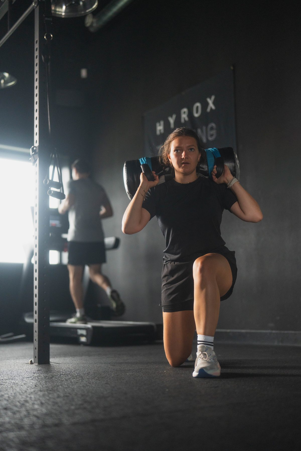 Lunge met sandbag tijdens een HYROX-training