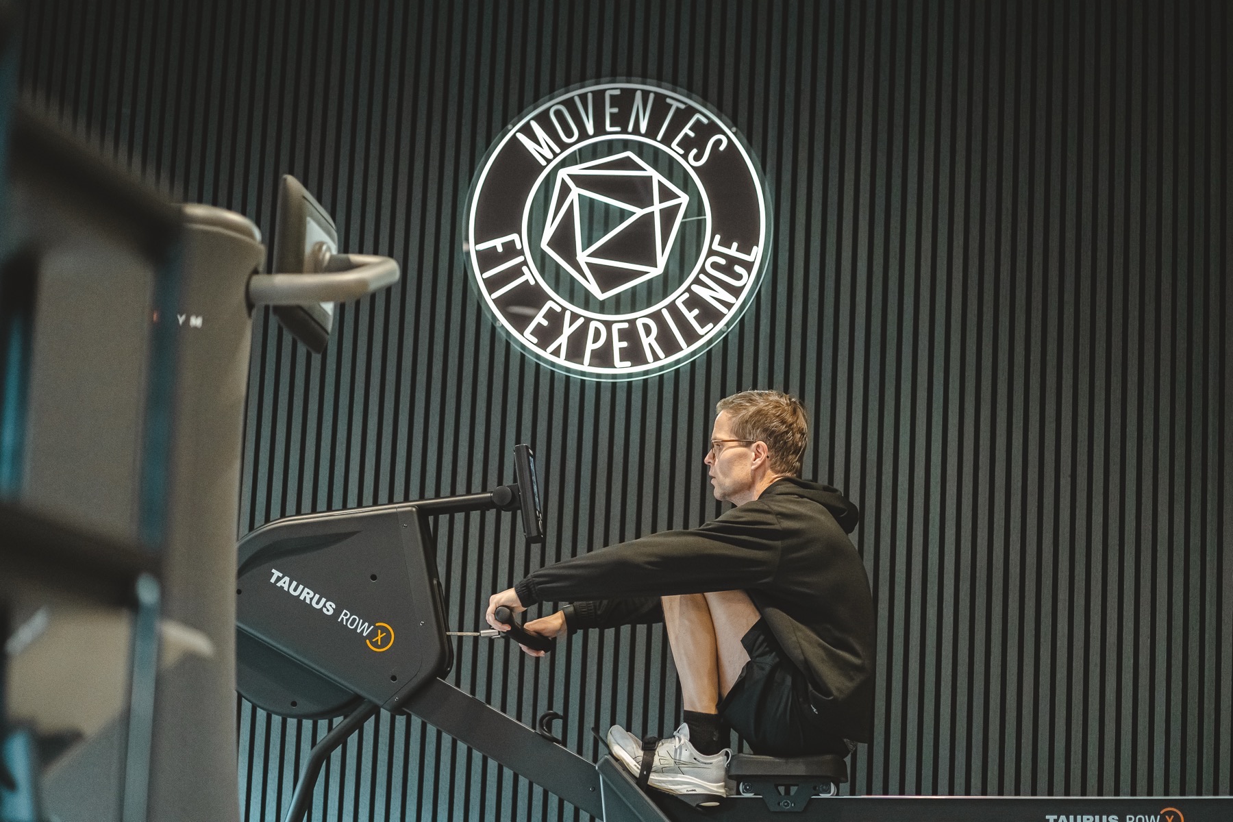 Guido traint op de roeier bij Moventes Fit Experience