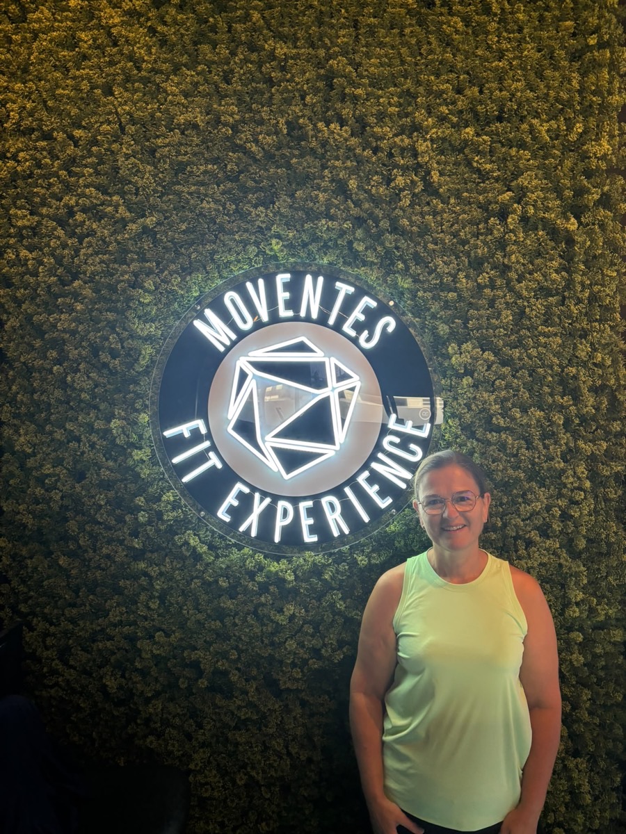 Mariska bij het logo van Moventes Fit Experience in IJsselstein
