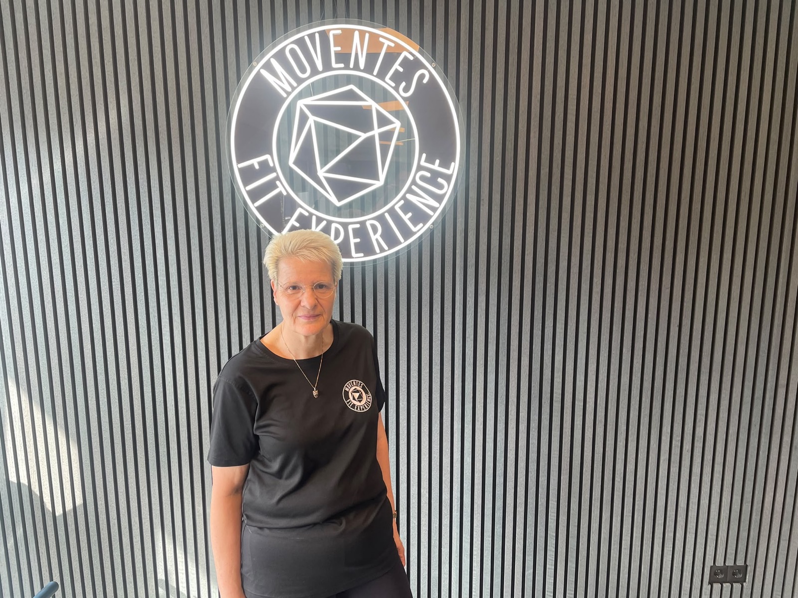 Silvia bij het logo van Moventes Fit Experience