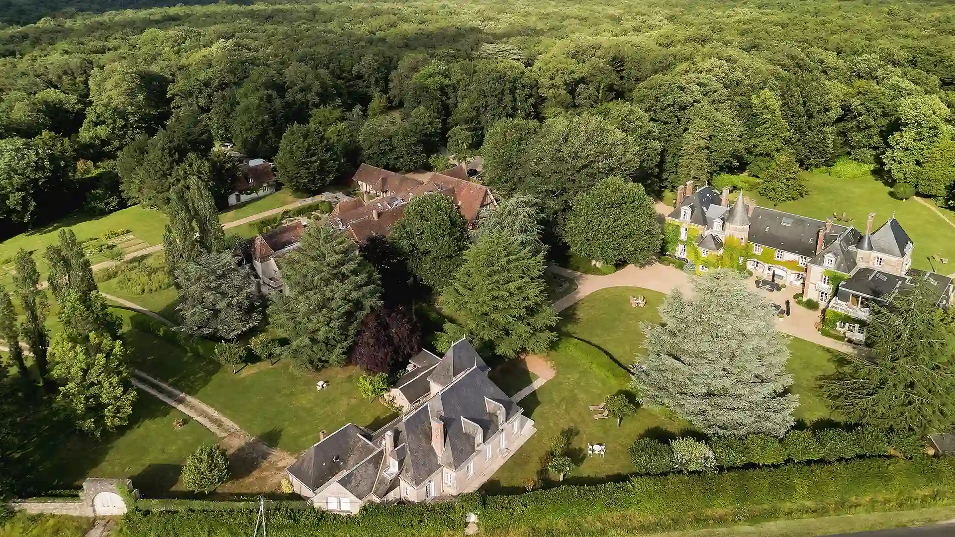 Les Hauts de Loire — Hotel, Restaurant & Spa — 5 stars: aerial view of the estate, revealing its buildings nestled in a green setting.