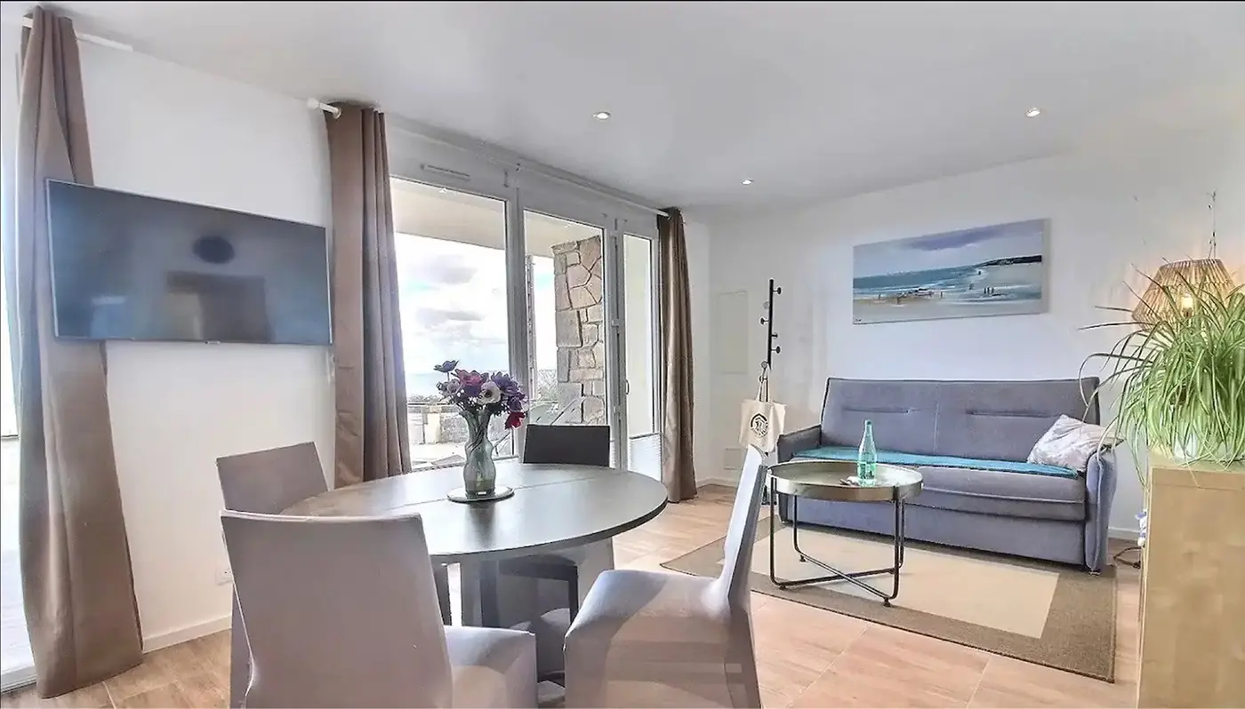 Pièce à vivre du gîte Bréhat avec vue mer à Perros-Guirec