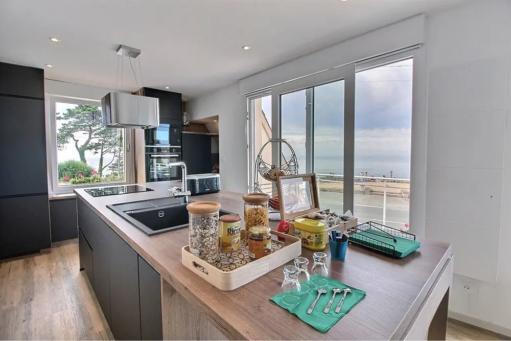 Cuisine et coin petit-déjeuner avec vue mer, Au Point de Vue à Perros-Guirec