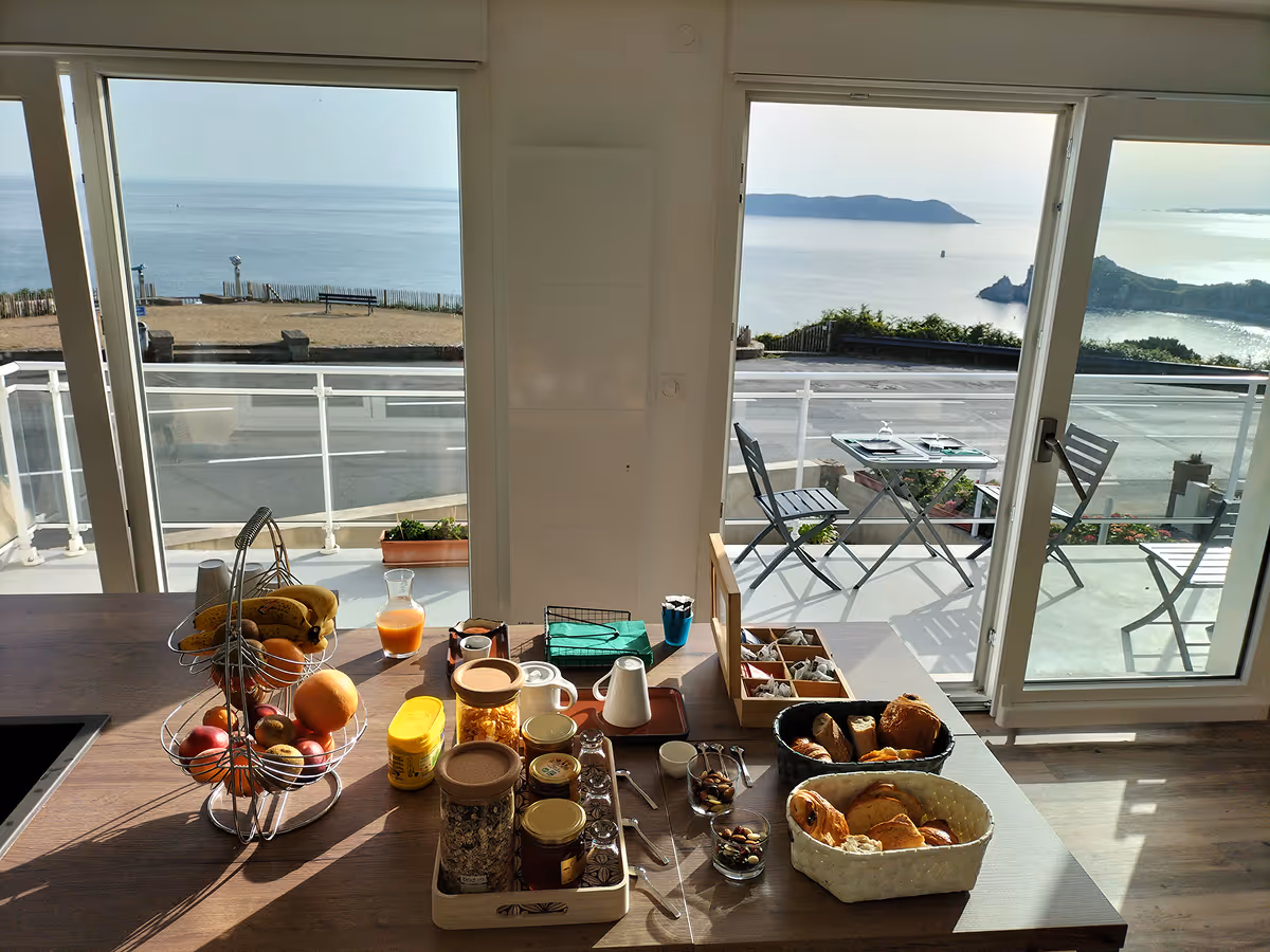 Petit-déjeuner servi aux chambres d'hôtes Au Point de Vue à Perros-Guirec