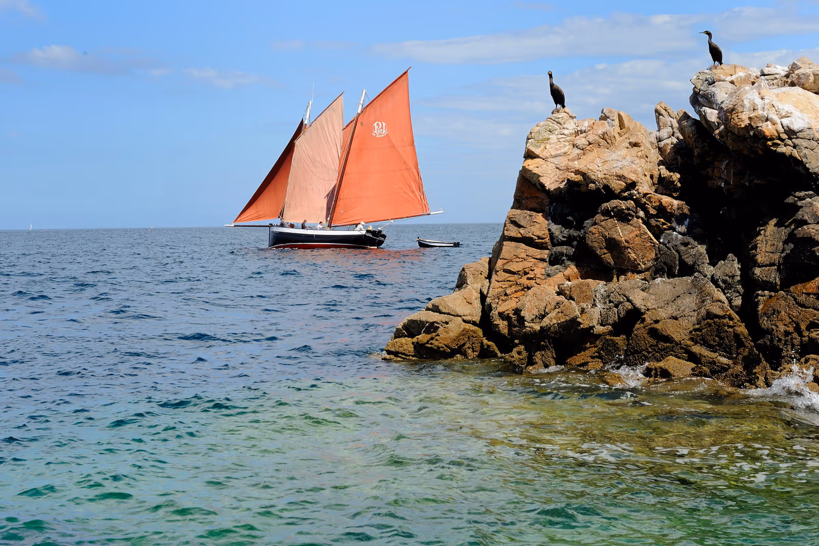Voilier traditionnel naviguant vers la réserve naturelle des Sept-Îles