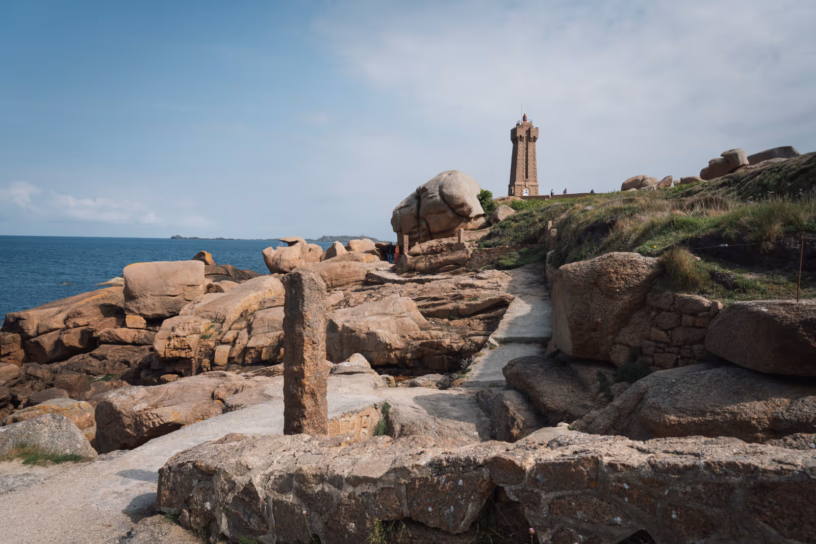 Le sentier des douaniers longeant la Côte de Granit Rose à Perros-Guirec