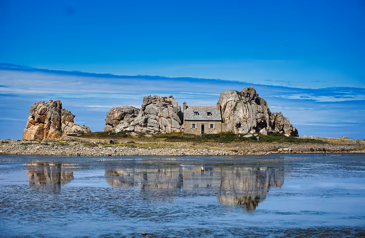Le Gouffre de Castel Meur entre les rochers de Plougrescant