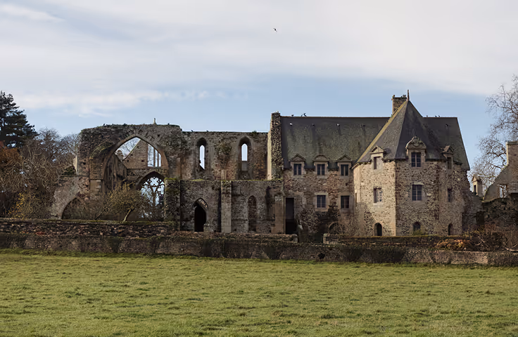 L'abbaye de Beauport à Paimpol, face à la baie