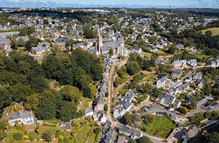L'église de Brélévenez et son escalier monumental à Lannion
