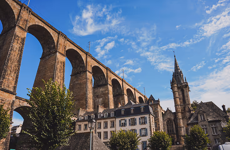 Le viaduc de Morlaix surplombant la ville en Bretagne