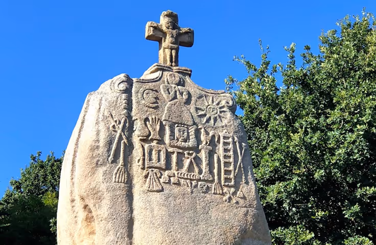 Le menhir christianisé de Saint-Uzec à Pleumeur-Bodou