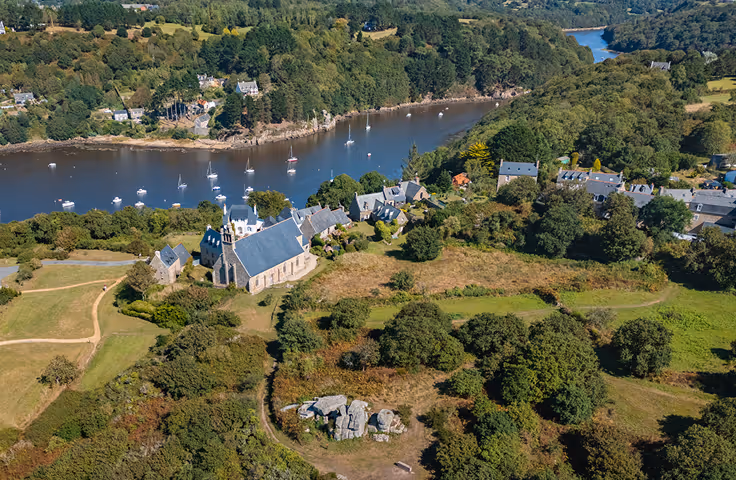 Vue aérienne du Yaudet surplombant l'estuaire du Léguer en Bretagne