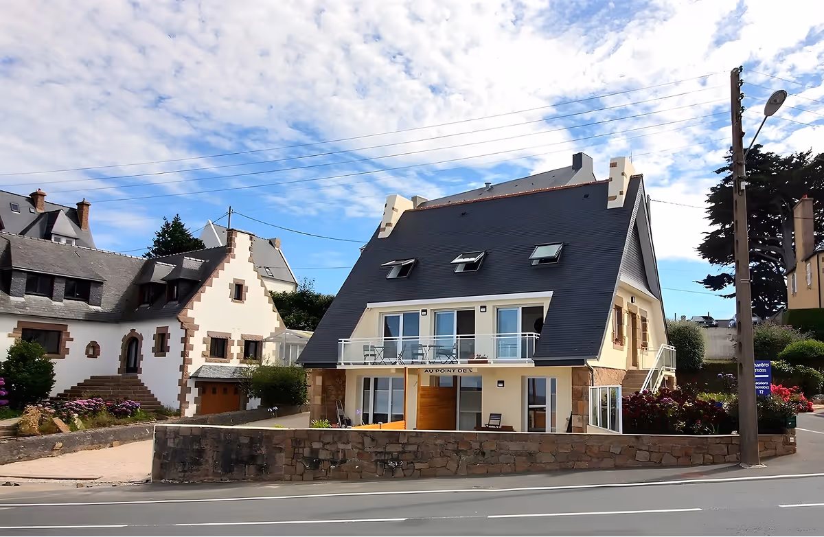 Façade extérieure de la maison d'hôtes Au Point de Vue à Perros-Guirec