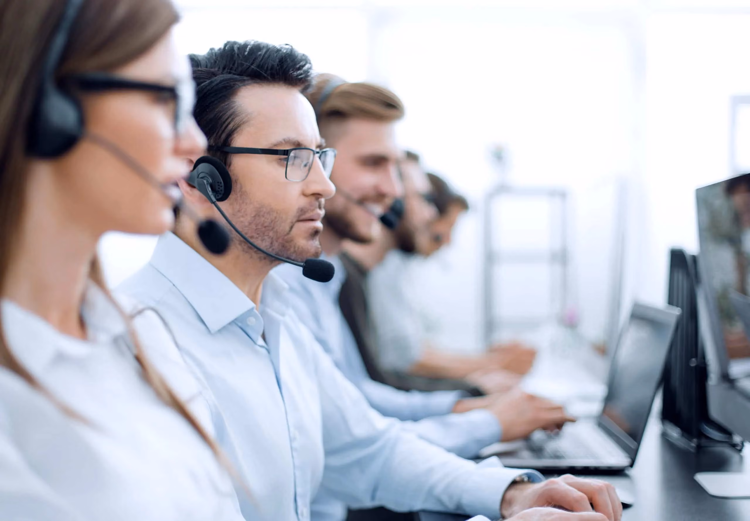 Contact Center vs Call Center: Overview & Key Differences