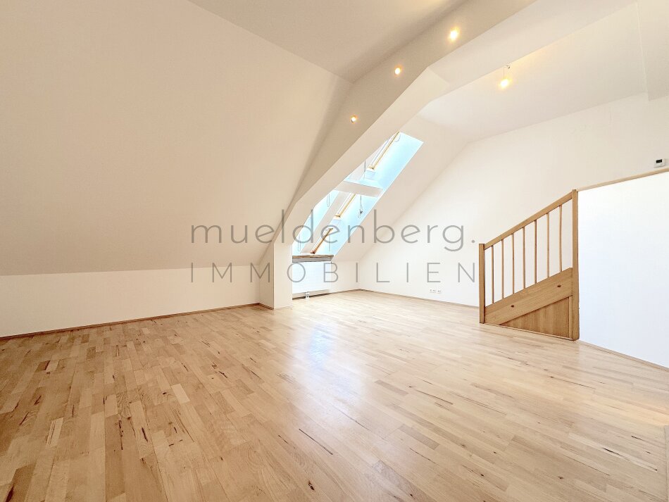 Unbefristete helle 3 Zimmer Dachgeschosswohnung beim Schwedenplatz