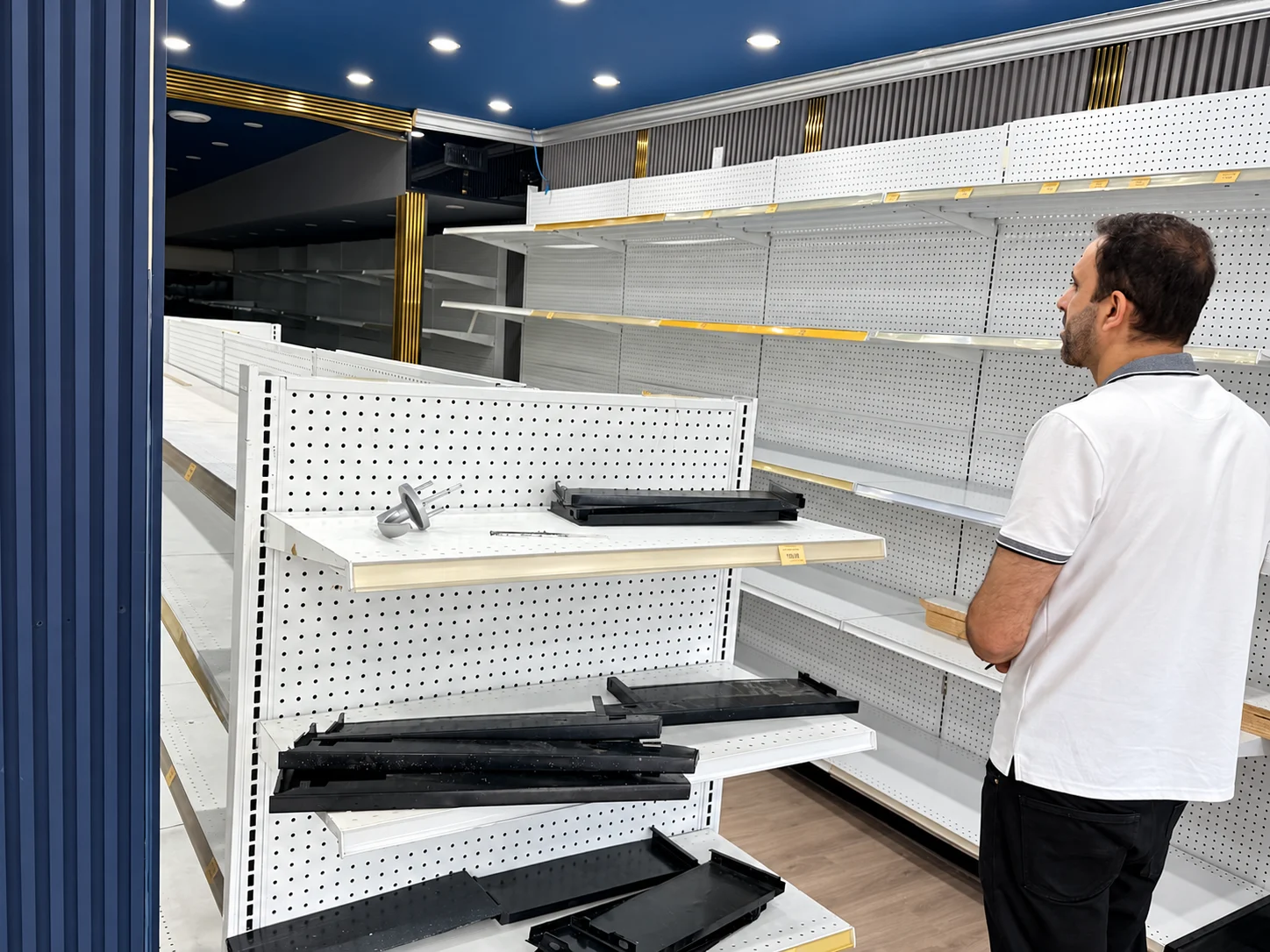 End-display details during the shelving installation.