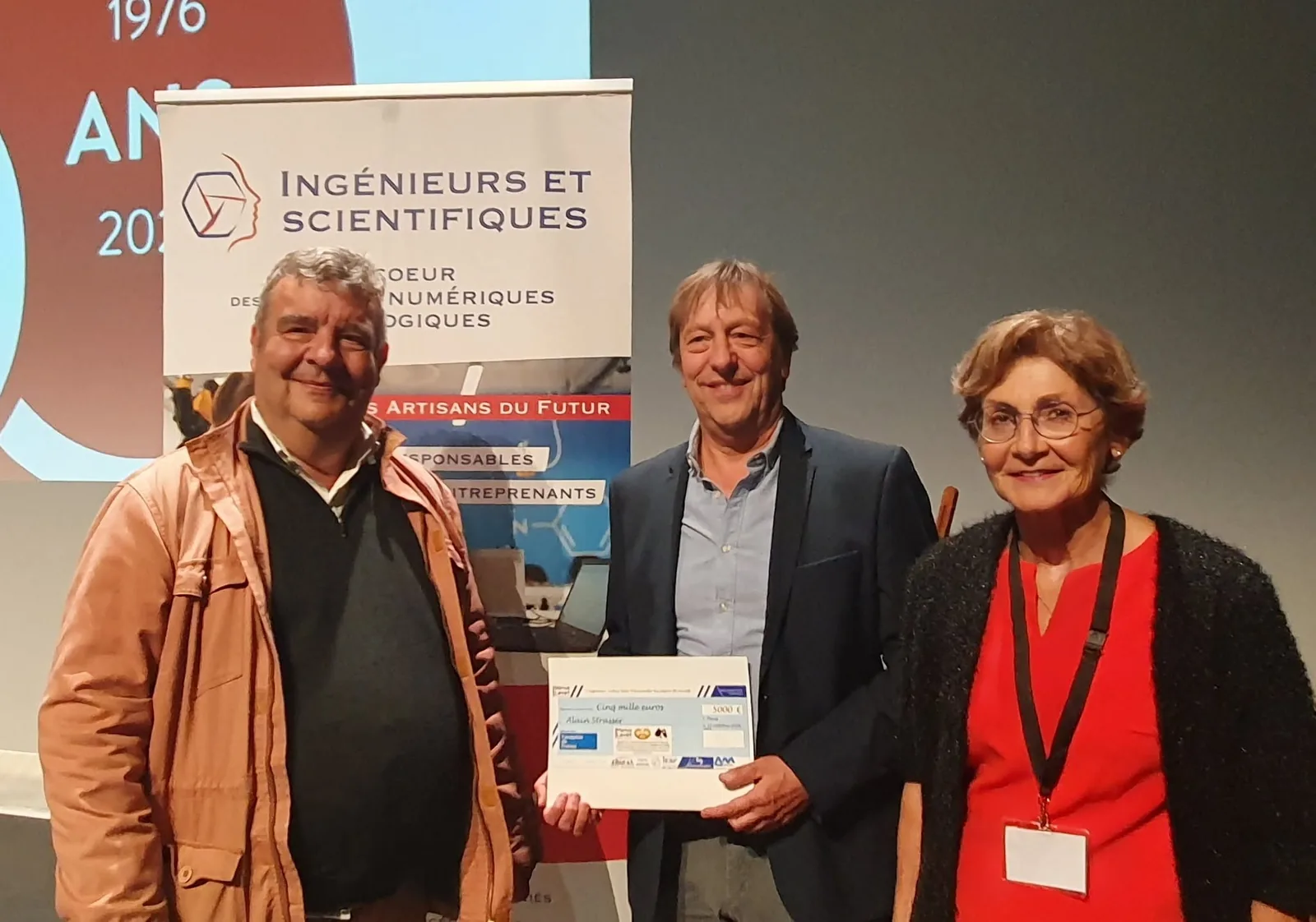 Alain Strasser recevant le chèque du prix Marius Lavet Alsace lors de la cérémonie du Bretzel d'Or