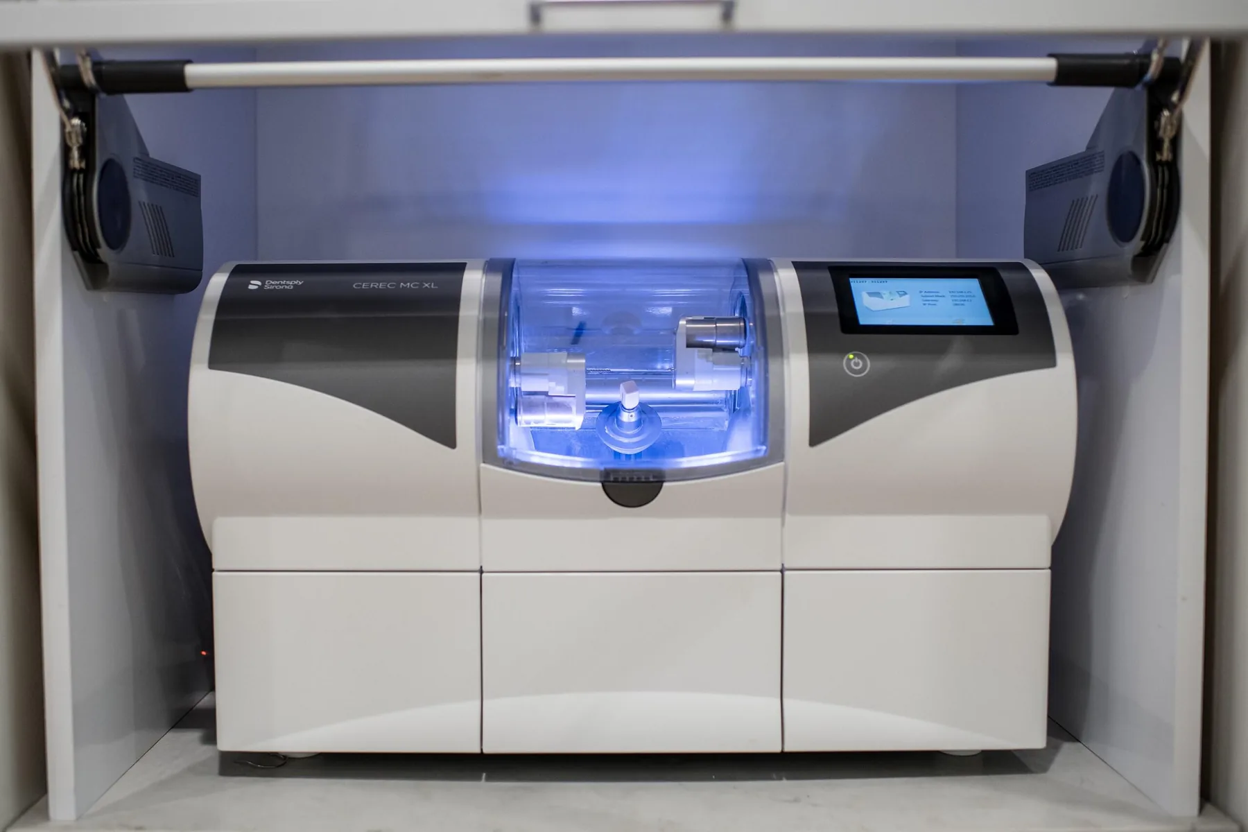 In-office milling unit used to fabricate ceramic crowns