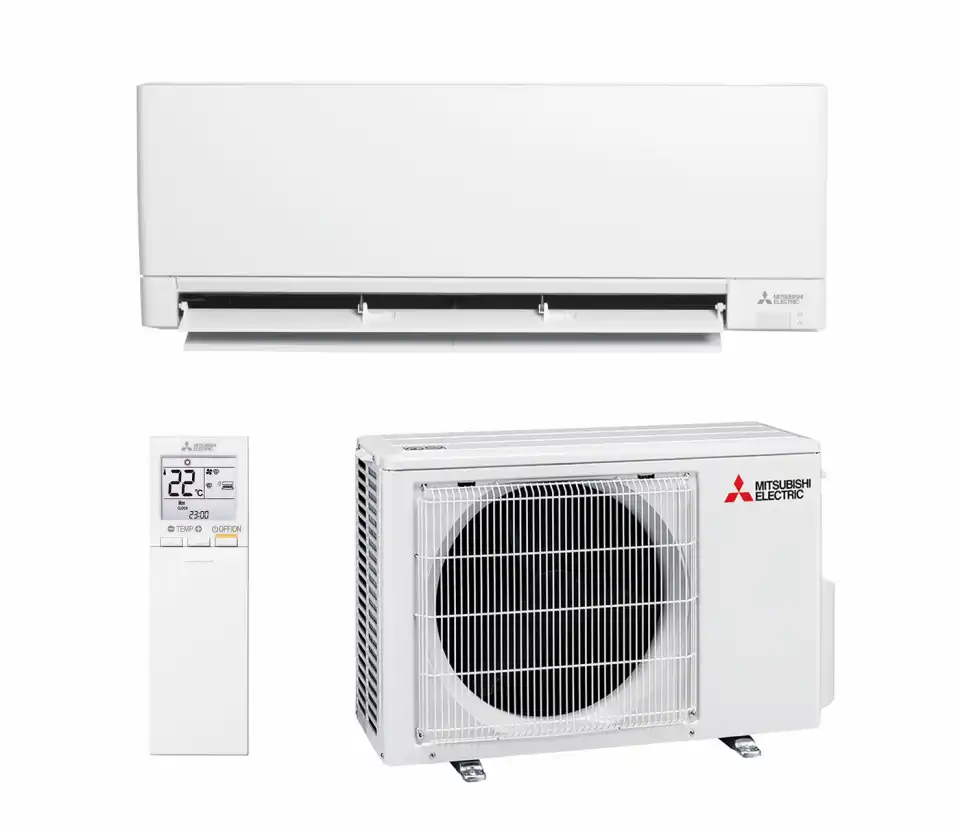 Valkoinen Mitsubishi Electric -ilmastointilaite, joka koostuu seinälle asennetusta sisäyksiköstä, valkoisesta kaukosäätimestä digitaalisella näytöllä ja ulkoyksiköstä, jossa on tuulettimen ritilä. Kaikissa osissa on Mitsubishi Electric -logo. Kuva on otettu kirkkaassa studiovalaistuksessa.
