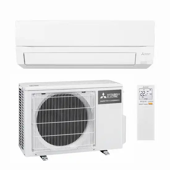 Valkoinen Mitsubishi Electric -ilmalämpöpumppusarja, joka sisältää sisäyksikön, ulkoyksikön ja kaukosäätimen, valkoisella taustalla. Ylhäällä on seinälle asennettava sisäyksikkö. Alhaalla vasemmalla on ulkoyksikkö, jossa on pyöreä tuuletinritilä ja Mitsubishi Electric -logo. Alhaalla oikealla on valkoinen kaukosäädin, jonka näytössä lukee "22.5".