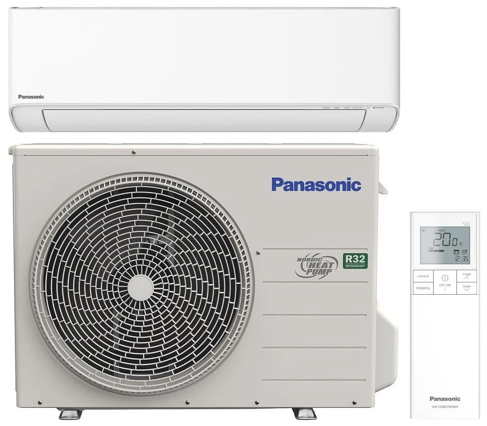 Valkoinen ilmalämpöpumppujärjestelmä, jossa on sisäyksikkö, ulkoyksikkö ja kaukosäädin. Yläosassa on valkoinen Panasonic-sisäyksikkö. Sen alapuolella on vaaleanharmaa Panasonic-ulkoyksikkö, jossa on suuri tuulettimen ritilä ja vihreät "NORDIC HEAT PUMP" ja "R32 REFRIGERANT" -logot. Oikealla puolella on valkoinen kaukosäädin, jonka näytössä lukee "HEAT", "20.0°C" ja "12:35".