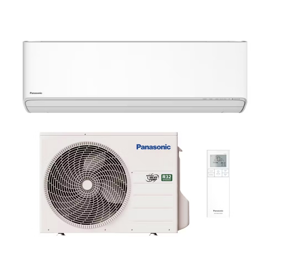 Valkoinen Panasonic-ilmalämpöpumppujärjestelmä, jossa on sisäyksikkö, ulkoyksikkö ja kaukosäädin. Sisäyksikössä on Panasonic-logo. Ulkoyksikössä on musta puhallinritilä, Panasonic-logo, vihreä R32-kyltti ja Nordic Heat Pump -logo. Kaukosäätimen näytössä näkyy "20.0".