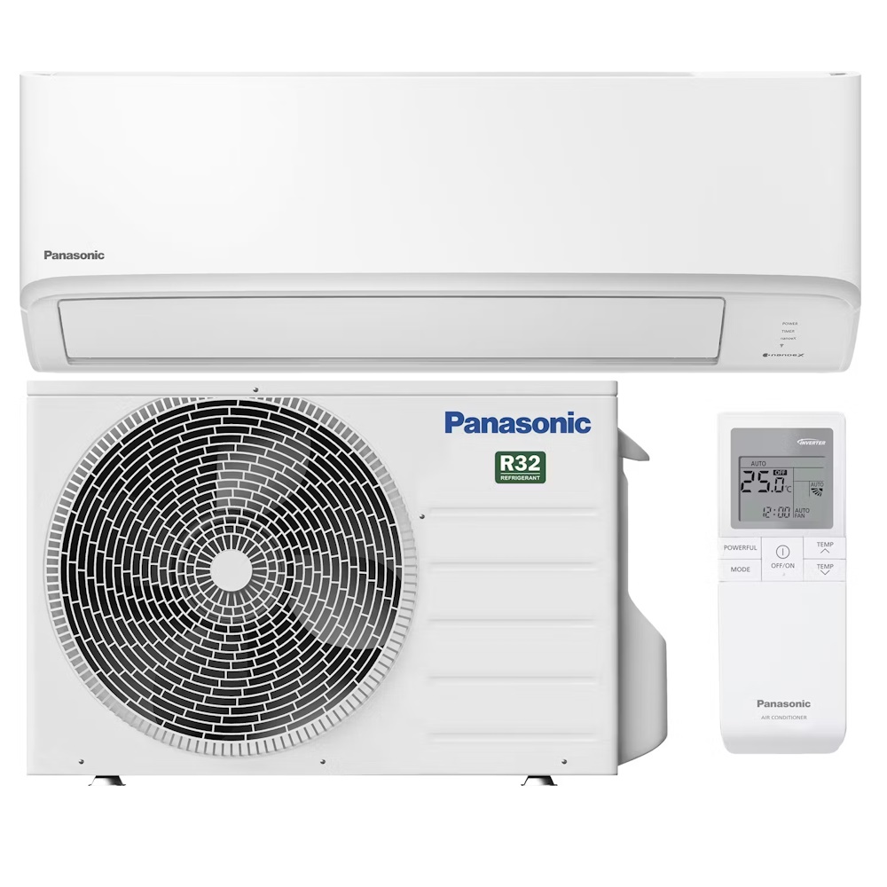 Valkoinen Panasonic-ilmastointilaite, jossa on sisäyksikkö, ulkoyksikkö ja kaukosäädin. Sisäyksikkö on suorakaiteen muotoinen ja siinä on Panasonic-logo. Ulkoyksikössä on pyöreä tuuletinritilä, Panasonic-logo ja vihreä R32-kylmäainemerkintä. Valkoisessa kaukosäätimessä on digitaalinen näyttö, joka näyttää lämpötilan 25.0°C ja kellonajan.