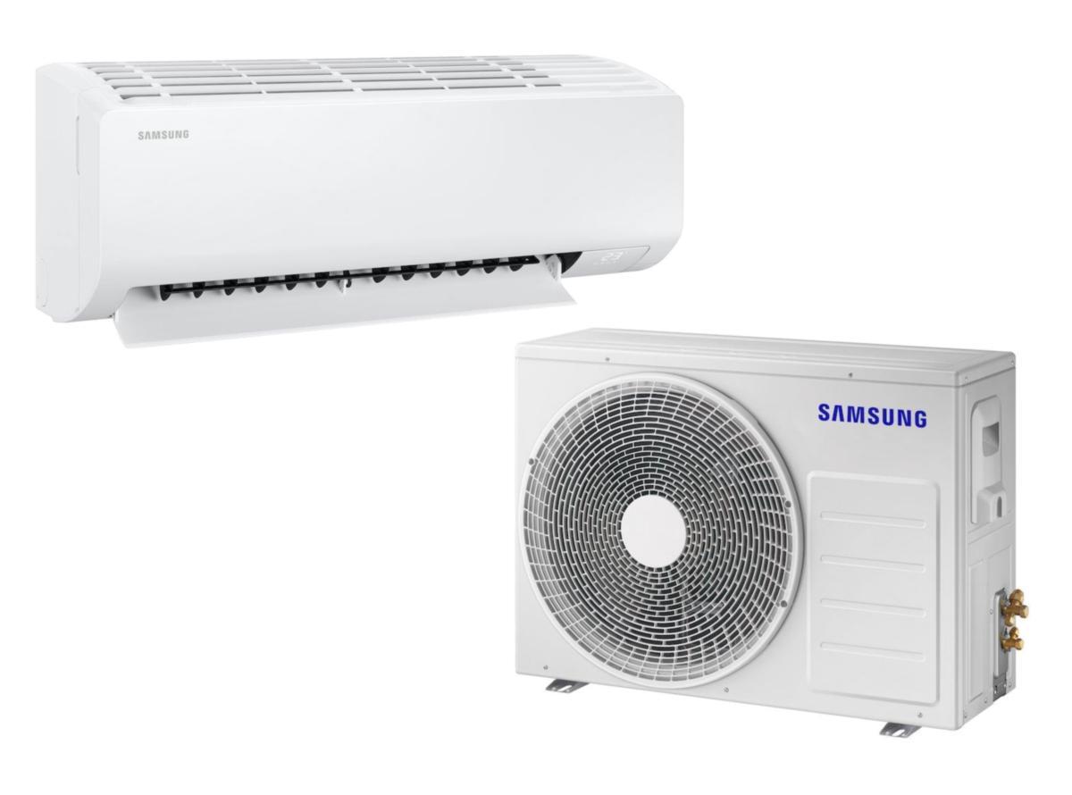 Kaksi valkoista Samsung-ilmastointilaitetta valkoisella taustalla. Vasemmalla ylhäällä on sisäyksikkö, jonka alaläppä on auki ja jossa on Samsung-logo. Oikealla alhaalla on ulkoyksikkö, jossa on suuri pyöreä tuuletinritilä ja Samsung-logo.