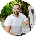 Ein Mann mit Brille bei der Arbeit