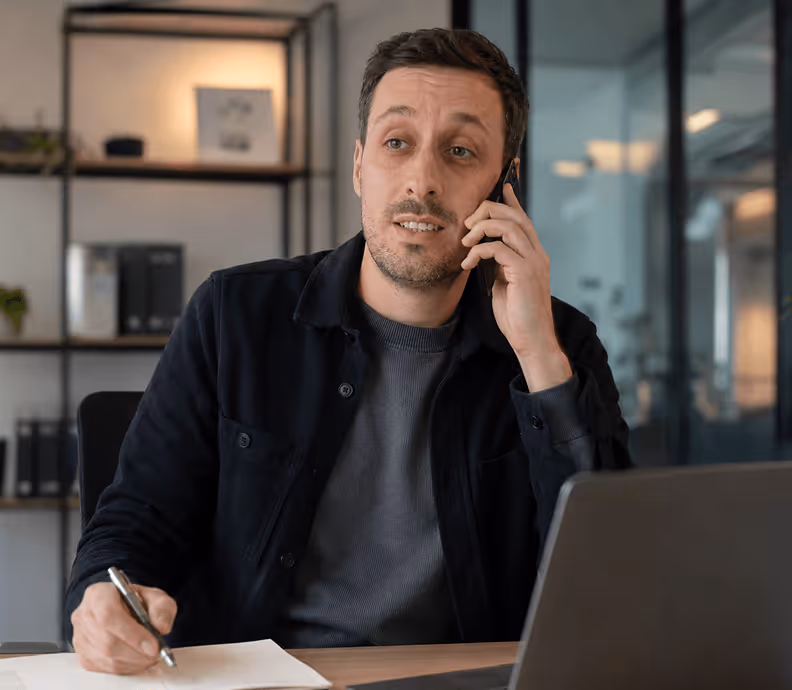 Ein mann mit offenem Hemd am telefonieren