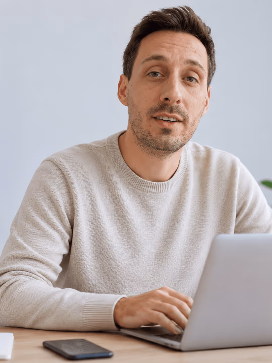 Ein Mann vor dem Laptop