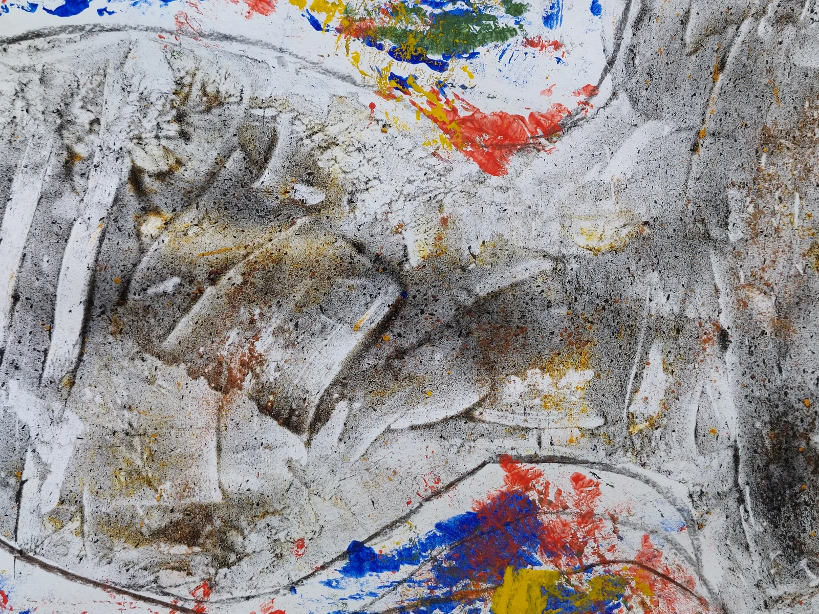 Abstraktes Gemälde mit schwarzen, roten, blauen und gelben Farbflecken auf grauem und weißem Hintergrund.