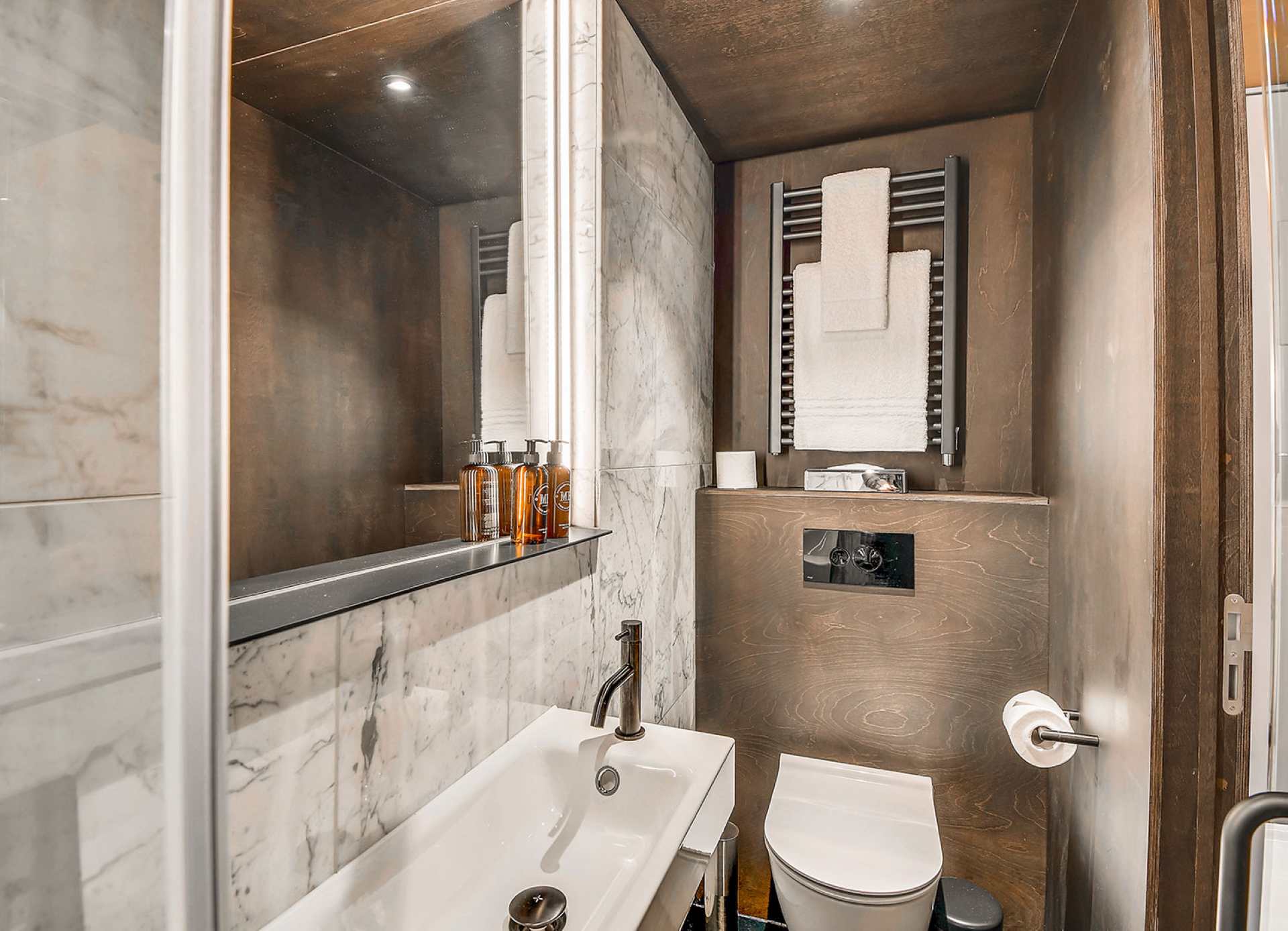 Bathroom with walk-in shower in a Stow Away Waterloo studio