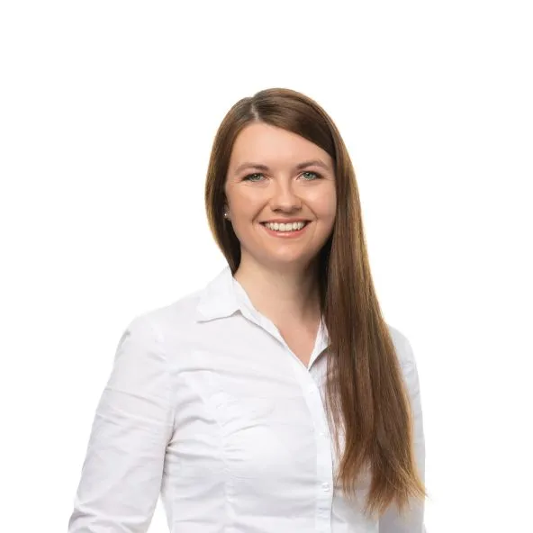 Porträt von Julia Schütz, Mitarbeiterin im Verkaufsteam.
