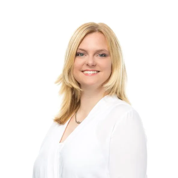 Porträt von Rebecca Herchenhan, Mitarbeiterin im Verkaufsteam.