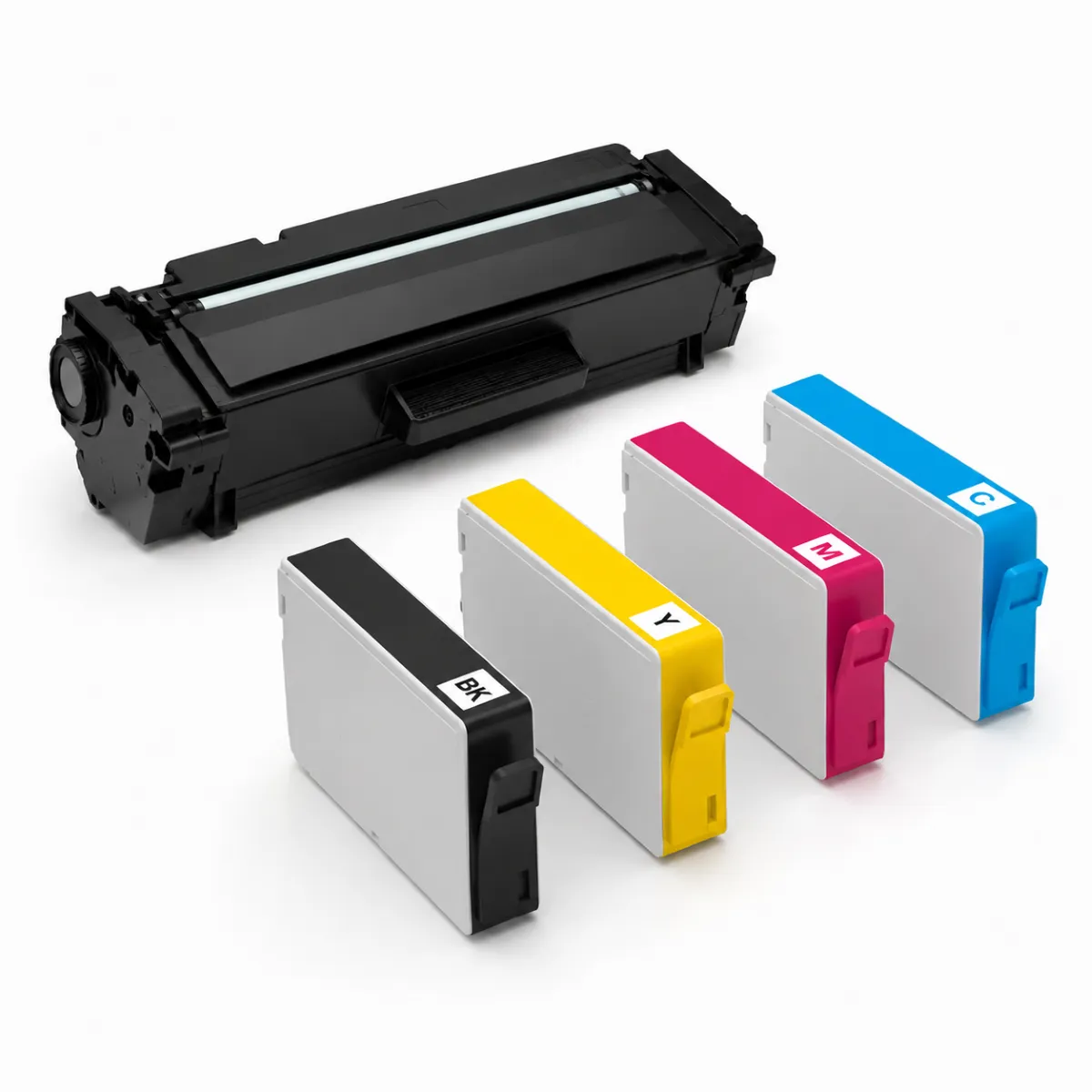 Schwarztonerkassette und Tintenpatronen in Schwarz, Gelb, Magenta und Cyan auf weißem Hintergrund.