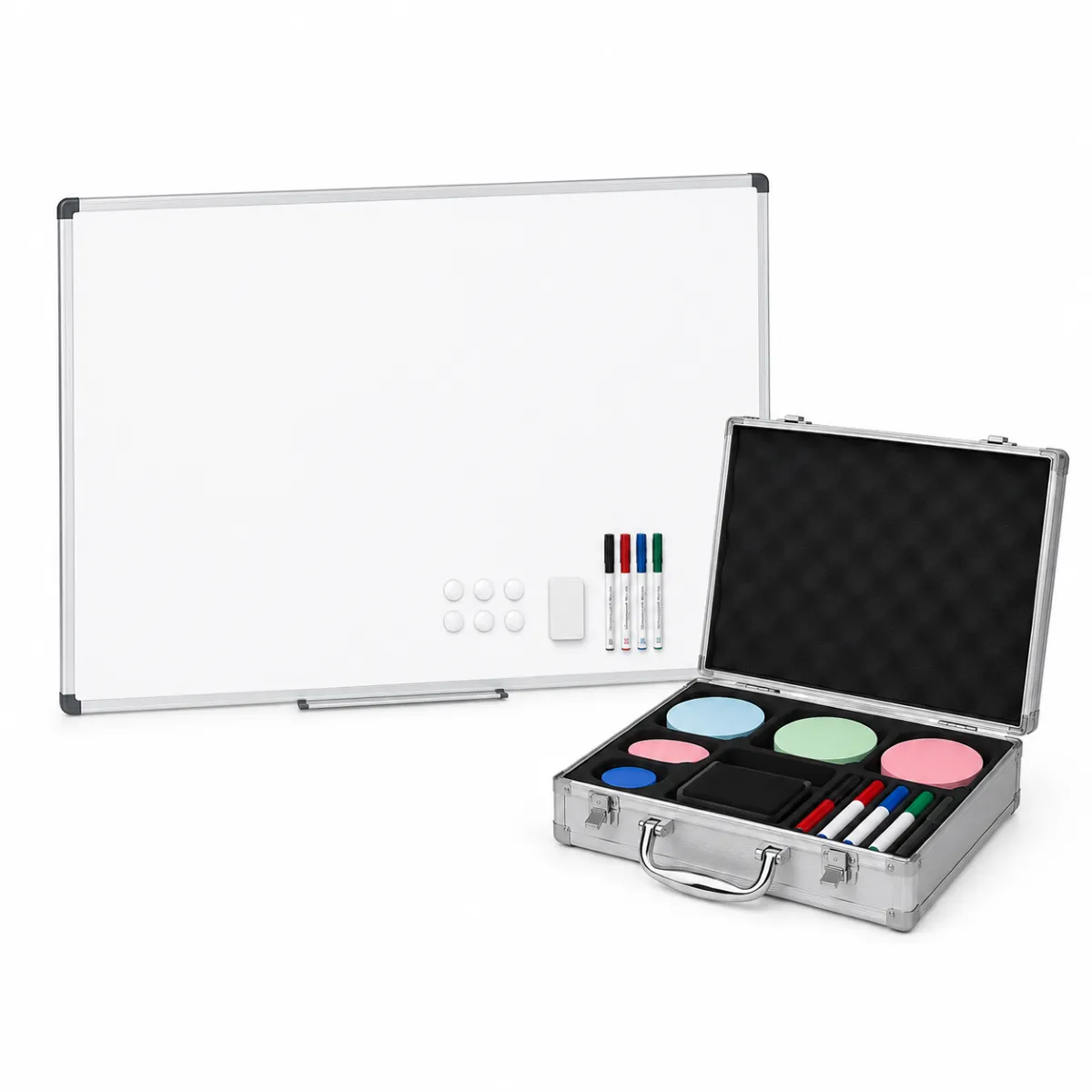 Moderationskoffer mit bunten Moderationskarten, Stiften, Magneten und einem weißen Whiteboard.