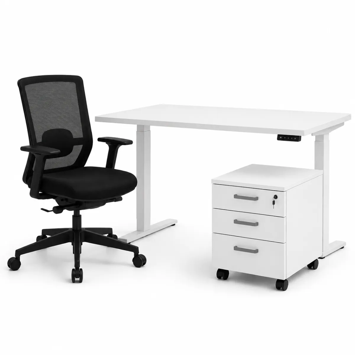 Weißer höhenverstellbarer Schreibtisch mit schwarzem Bürostuhl und weißem Rollcontainer mit drei Schubladen.