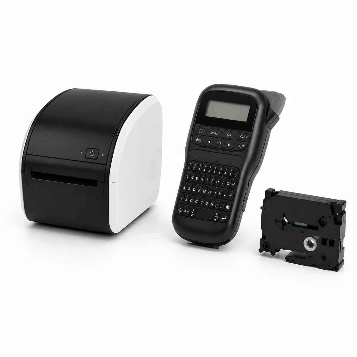 Schwarzes und weißes Etikettendruckgerät mit Tastatur und Schriftbandkassette auf weißem Hintergrund.