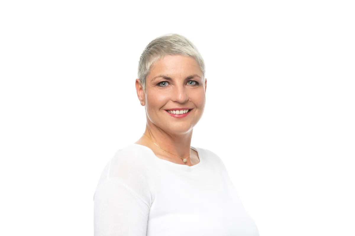 Porträt von Janet Schirmer, Mitarbeiterin im Verkaufsteam.