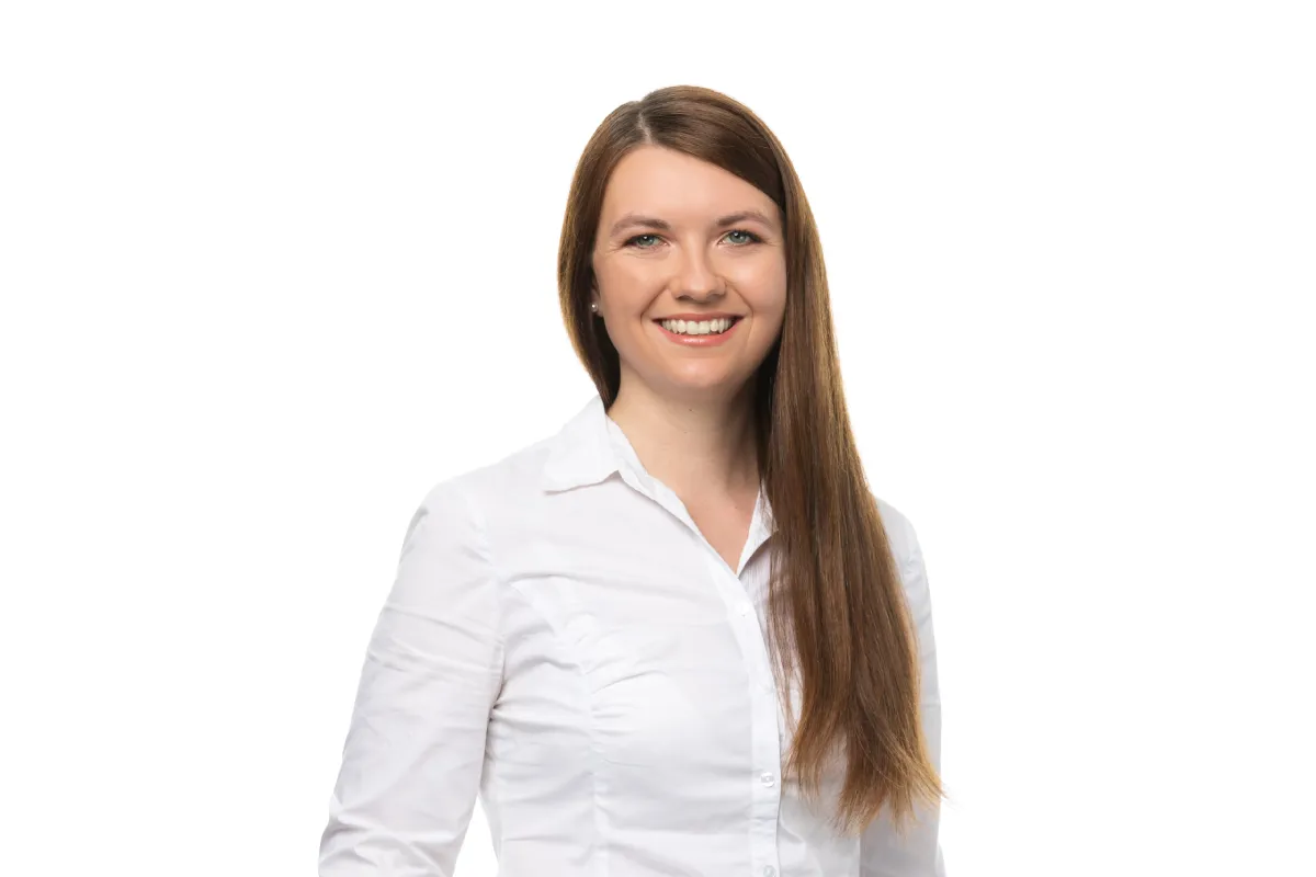 Porträt von Julia Schütz, Mitarbeiterin im Verkaufsteam.