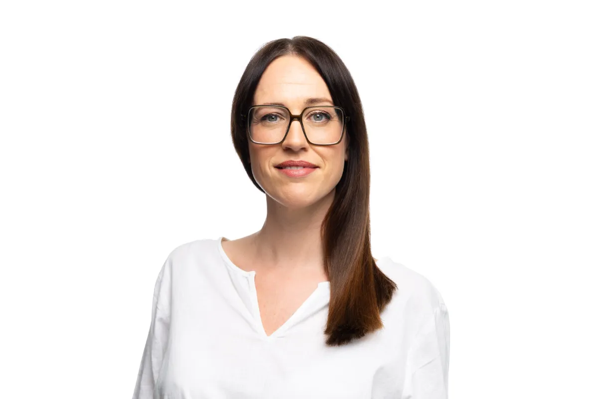 Porträt von Anna-Lena Becker, Mitarbeiterin im Ausschreibungsteam.