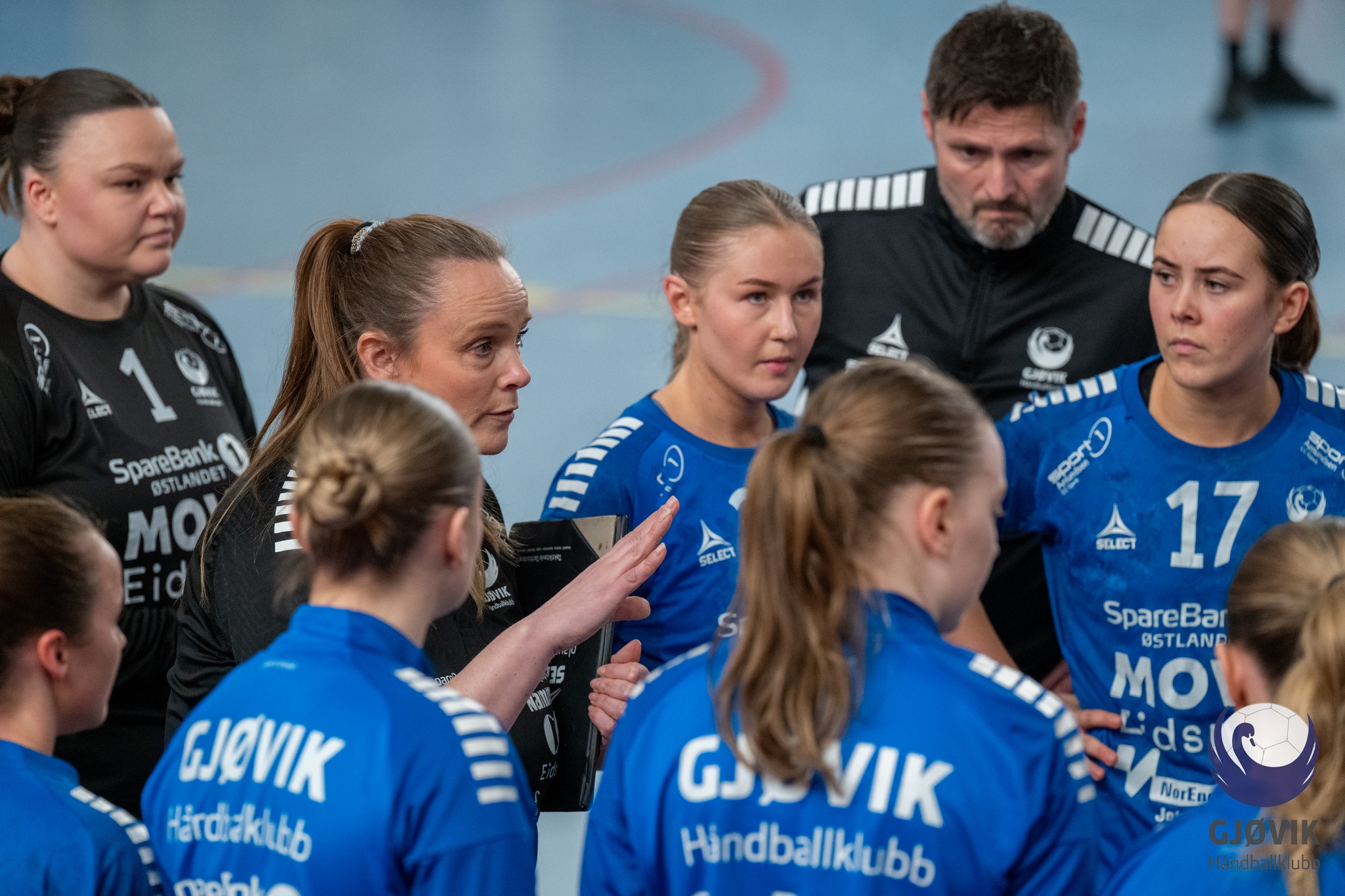 Trener gir instrukser i pausen – Gjøvik HK elitelag