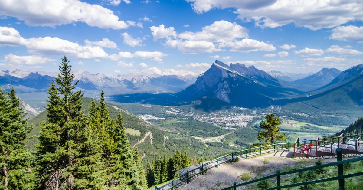 Scenic-view-from-a-railing-overlooking-mountains-and-a-valley