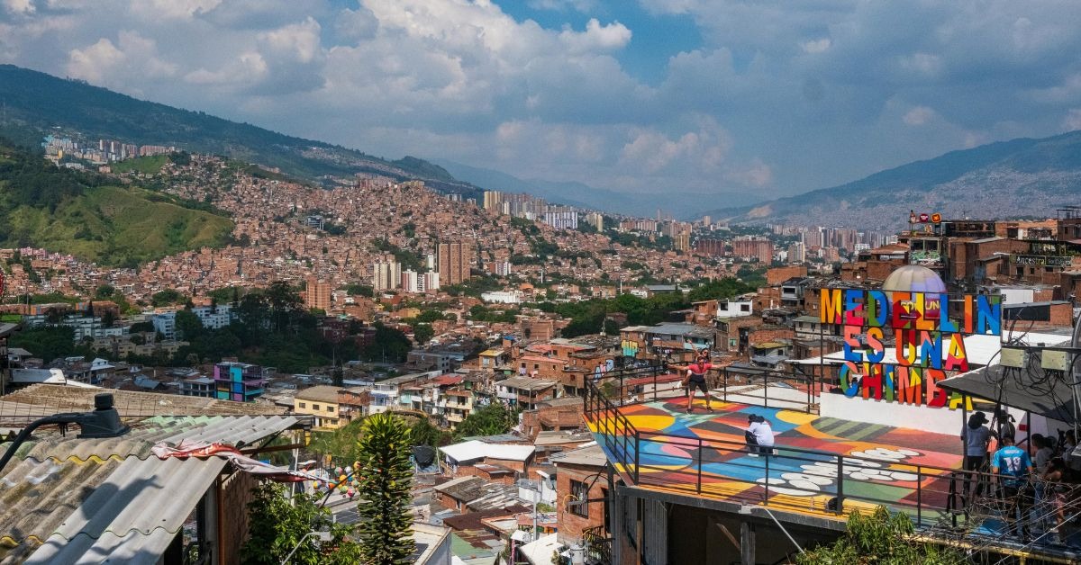 Panoramic-view-of-Medellín's-vibrant-cityscape-and-mountains