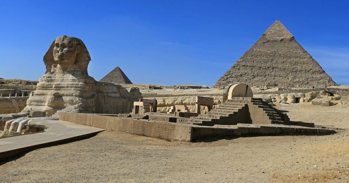 Great-Sphinx-and-Pyramid-of-Khafre-in-Giza-Egypt