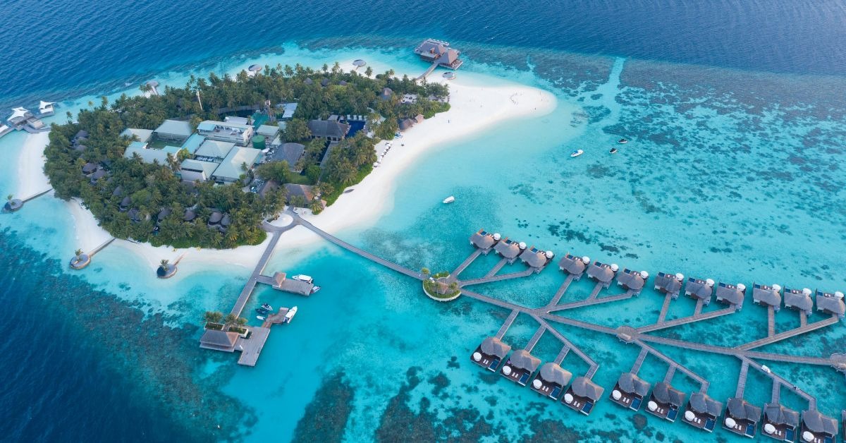 Turquoise-waters-and-overwater-bungalows-in-the-Maldives