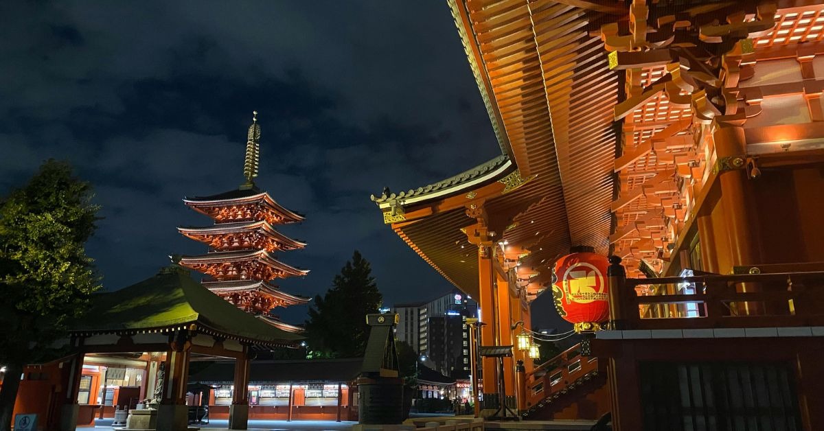 Night-view-of-the-Senso-ji-Temple-in-Tokyo